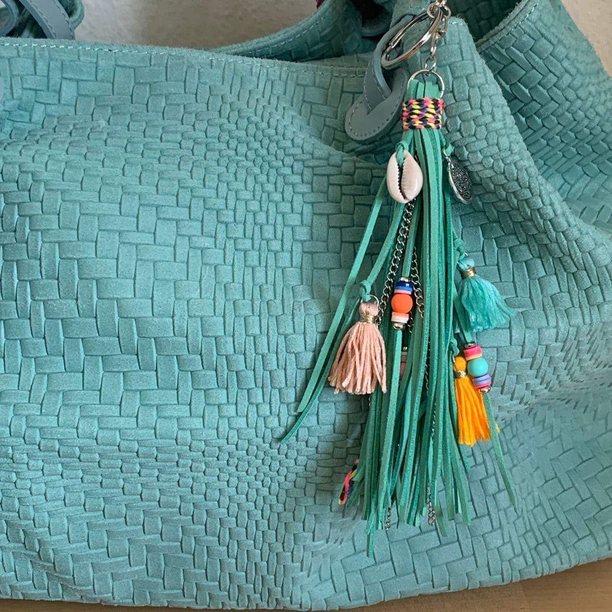 Bijou de sac et porte-clés en lacets de cuir