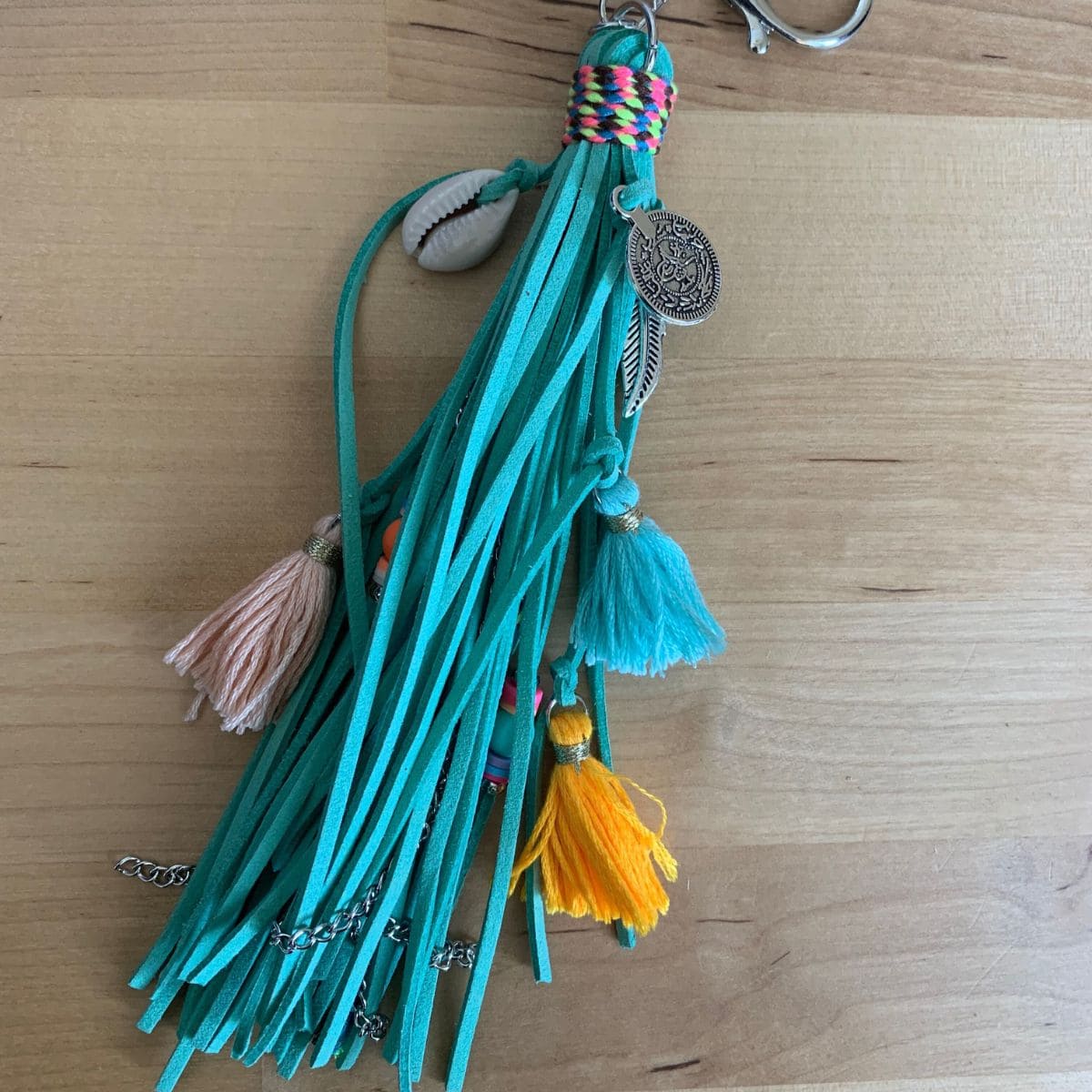 Taschen- und Schlüsselanhänger aus Lederbändchen